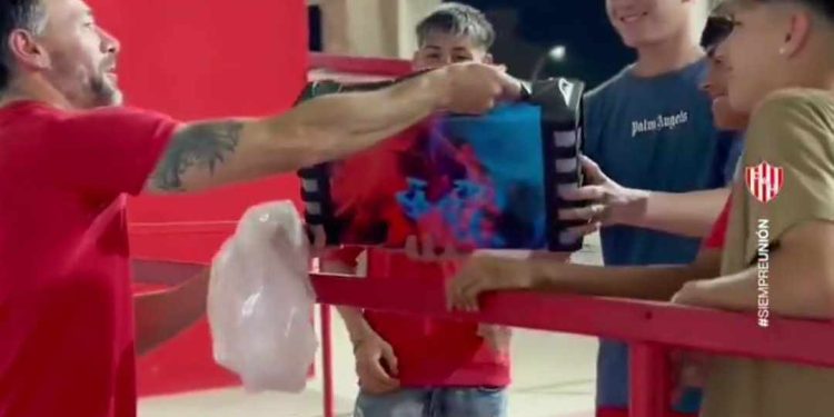 El Kily cumplió con los pibes y le llevó un regalo a la pensión