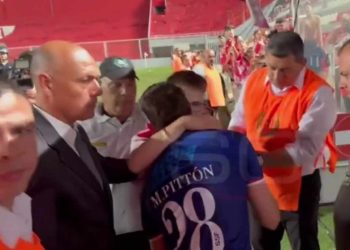 Mauro convirtió dos golazos: uno dentro y otro fuera de la cancha