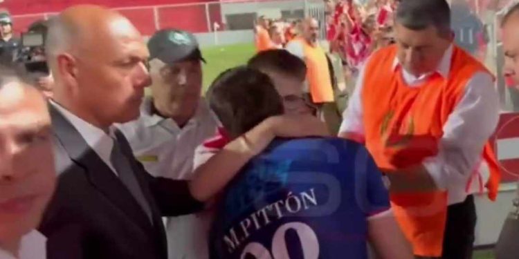 Mauro convirtió dos golazos: uno dentro y otro fuera de la cancha