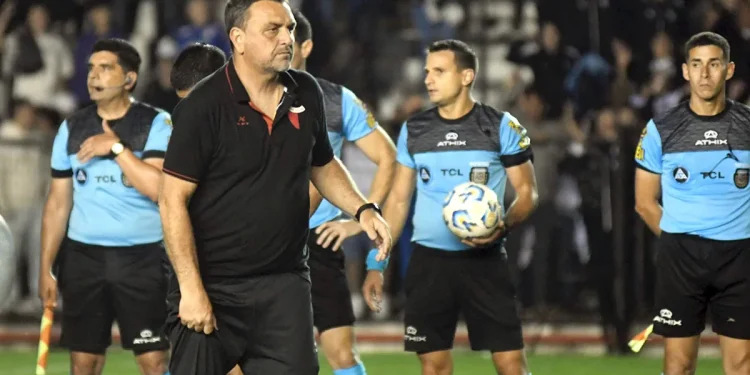 Los detalles de la fría despedida de Osella al plantel de Colón