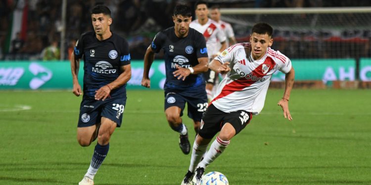 En un escandaloso final, River perdió sobre la hora ante Independiente Rivadavia y se aleja del campeonato