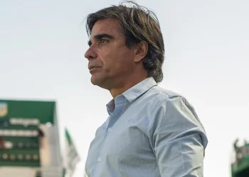 Tras bajarle el pulgar a Rodolfo De Paoli, Sarmiento presentó a su nuevo entrenador