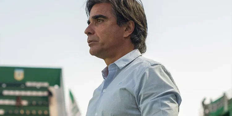 Tras bajarle el pulgar a Rodolfo De Paoli, Sarmiento presentó a su nuevo entrenador