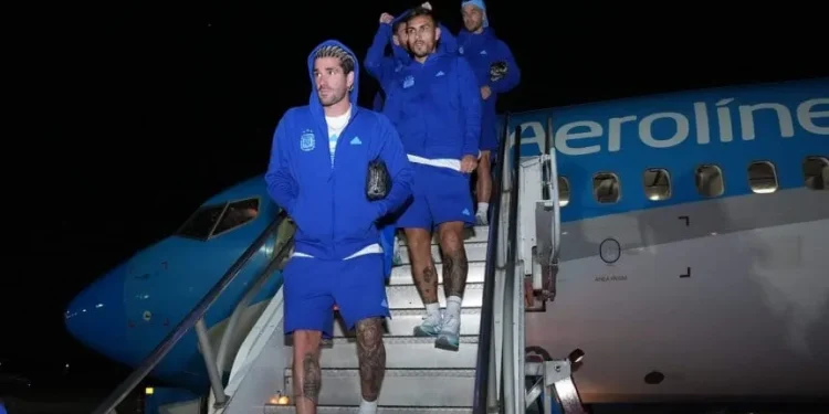 La Selección Argentina regresó al país para comenzar a preparar el duelo ante Perú