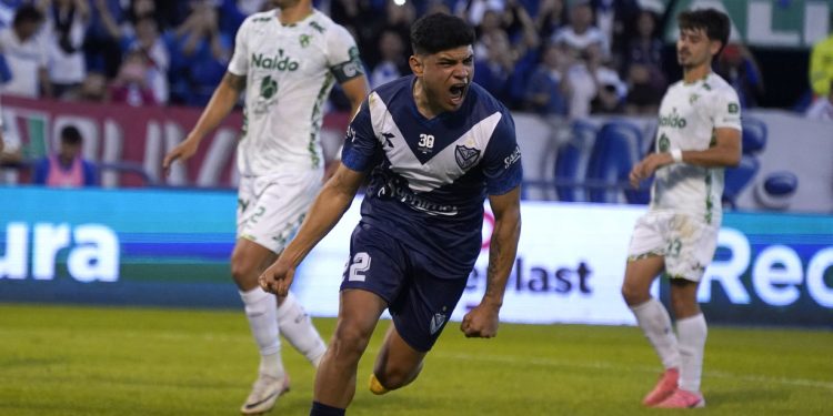 Vélez le ganó a Sarmiento con gol de Aquino y puede salir campeón ante Unión