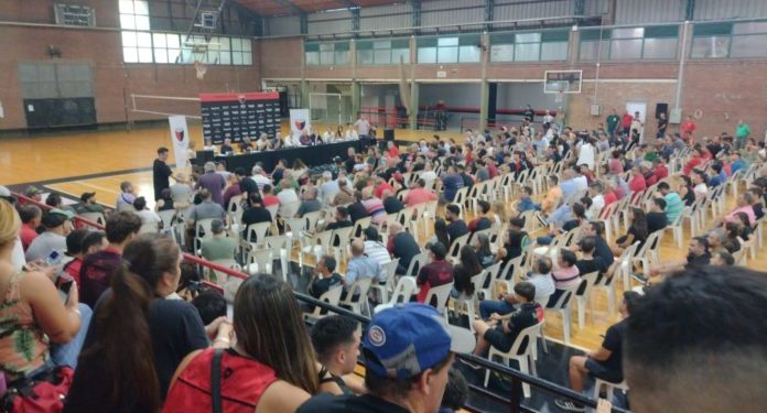 En medio un tenso clima, la Asamblea de Socios de Colón aprobó Memoria y Balance