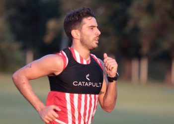 ¿El lateral derecho de Colón llega de Tucumán?