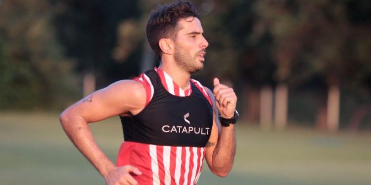 ¿El lateral derecho de Colón llega de Tucumán?