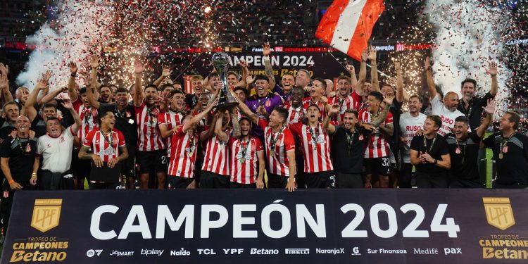 Estudiantes se aprovechó del cansancio físico y mental de Vélez para consagrarse campeón del Trofeo de Campeones