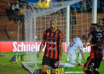 Se conoció el nombre del centrodelantero que busca Colón