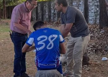 Increíble: A un ex Colón le hicieron firmar el contrato sobre un tronco 