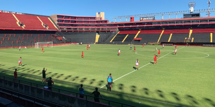 Colón perdió con Patronato el primer amistoso del año