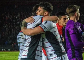 Colón busca delanteros, mientras… ¿uno no se presenta a entrenar?