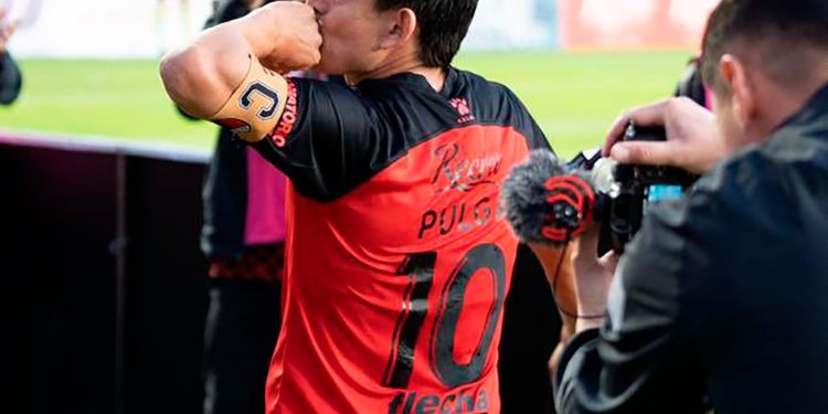 Los hinchas de Colón hicieron tendencia al Pulga y piden su regreso