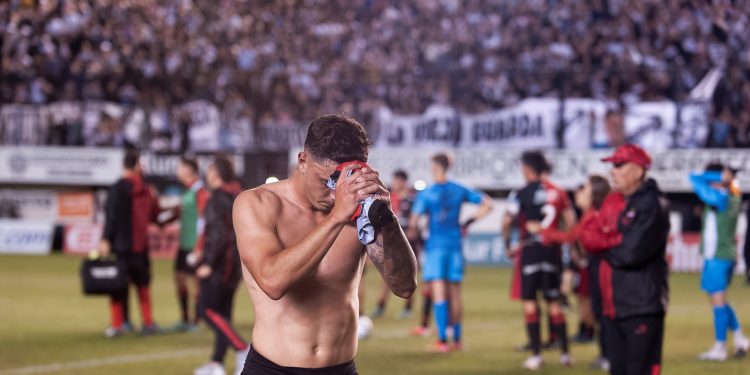 Se lesionó una pieza clave de Colón y podría perderse el debut