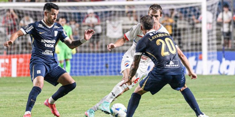 Bajo la atenta mirada de Boca, Nacional de Paraguay y Alianza Lima quedaron a mano