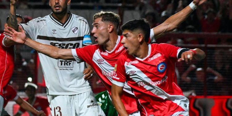 Argentinos Juniors ganó el clásico ante Platense y llega agrandado a Santa Fe