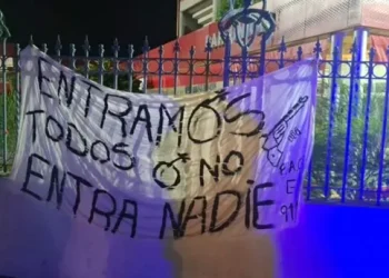 Banderas que intimidan: «Entramos todos o no entra nadie»