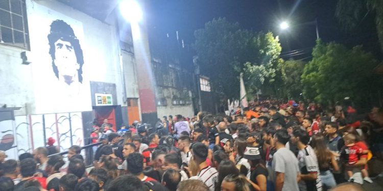 Colón numeró plateas, pero los hinchas se quejaron igual