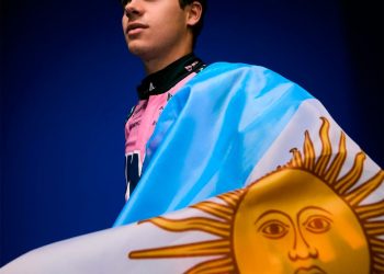 Franco Colapinto y su presentación con la Bandera Argentina en Alpine