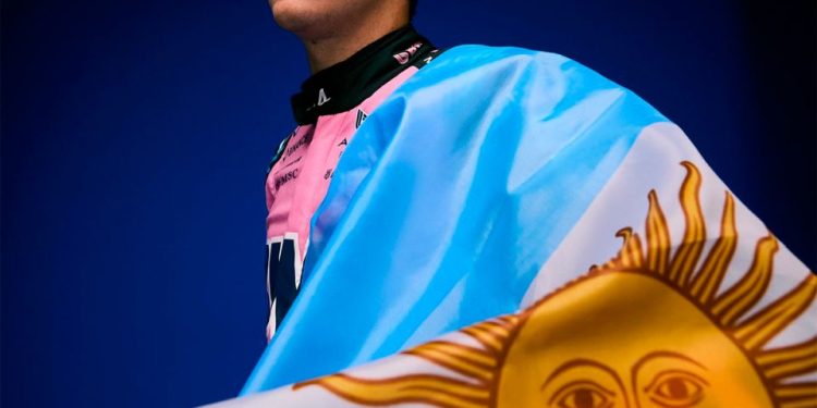 Franco Colapinto y su presentación con la Bandera Argentina en Alpine