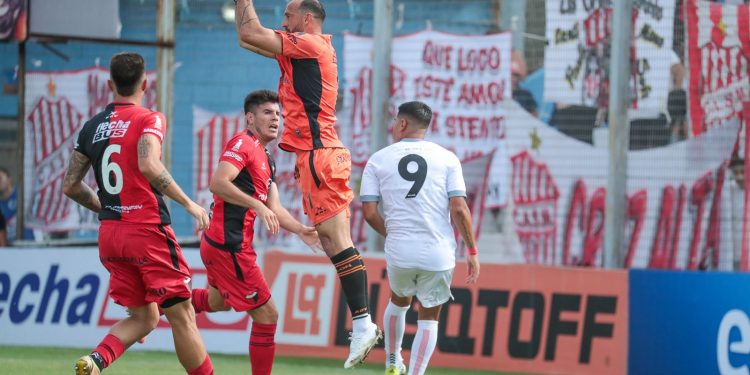 Colón y San Martín empataron 0 a 0 y hay penales