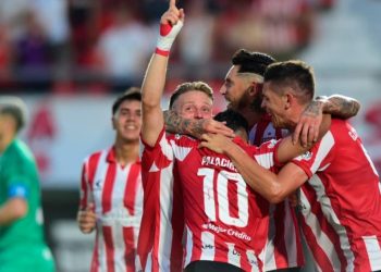 Estudiantes superó a Racing y se trepó a la punta de la zona A