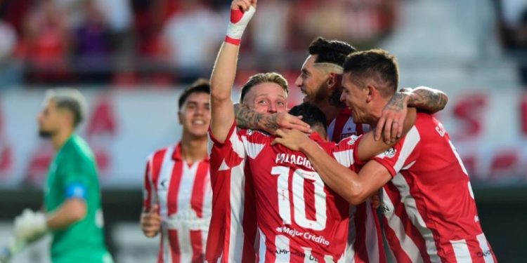 Estudiantes superó a Racing y se trepó a la punta de la zona A