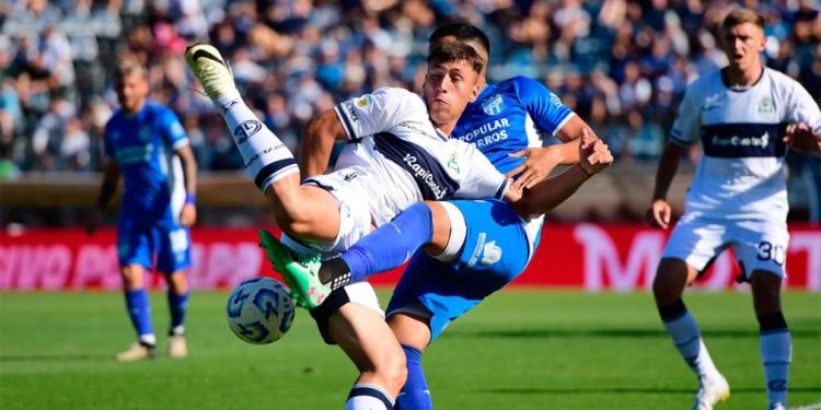 Antes de visitar a Unión, Gimnasia juega hoy en Tucumán