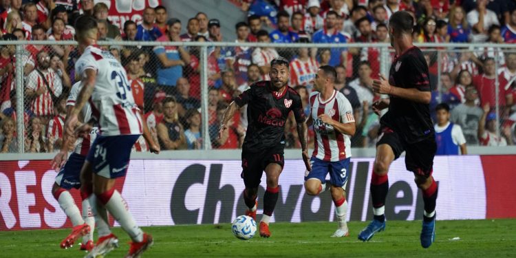 ET: Unión con 10 por expulsión de Pardo, empata 0 a 0 ante Instituto