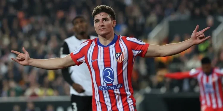 Julián Álvarez imparable: Doblete en la victoria del Aleti