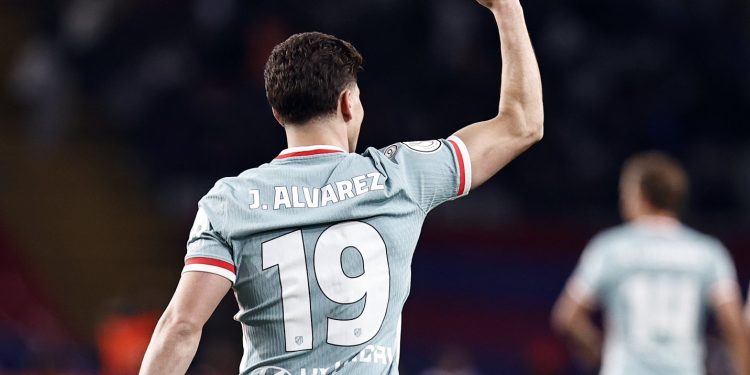 Julián Álvarez le marcó al Barcelona en uno de los partidos del año