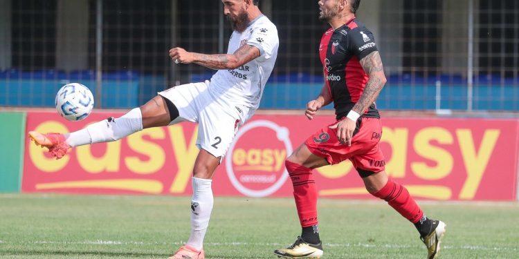 Colón y San Martín empataron 0 a 0 y hay penales