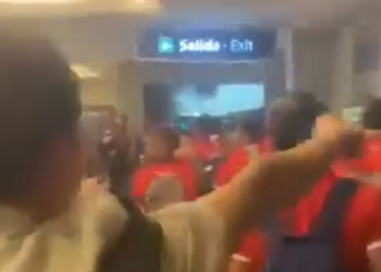 Video: el plantel de Unión se encontró con un grupo de egresados en el aeropuerto y…