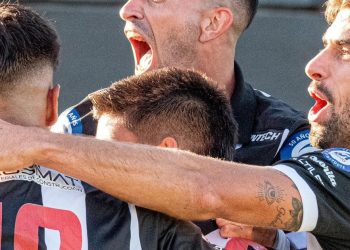 Estudiantes de Caseros ganó y sigue en lo más alto en la zona de Colón