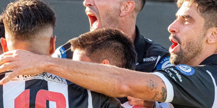 Estudiantes de Caseros ganó y sigue en lo más alto en la zona de Colón