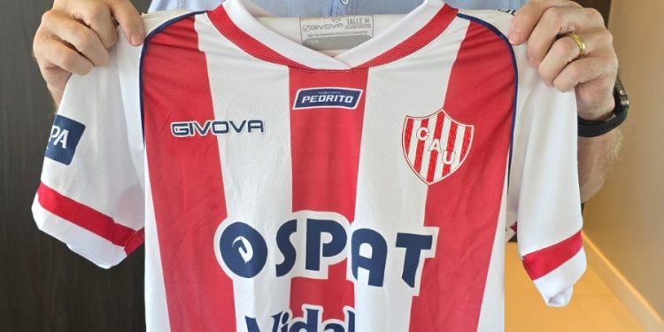 Nery, Chiqui Tapia y Domínguez, con la camiseta rojiblanca