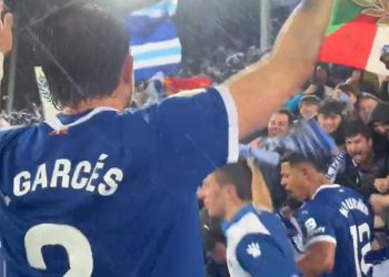 Otro gran ingreso de un Garcés que terminó celebrando con los hinchas de Alavés