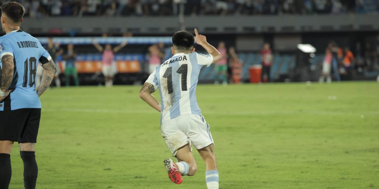 Con un golazo de Almada, Argentina venció a Uruguay en Montevideo