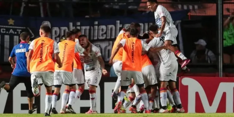 Papelón de Talleres en Santa Fe: lo eliminó Armenio