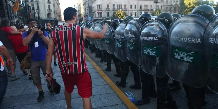 Marcha de jubilados: el Gobierno advierte por la presencia de barras