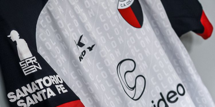 Colón estrena pilcha y así está el vestuario Sabalero