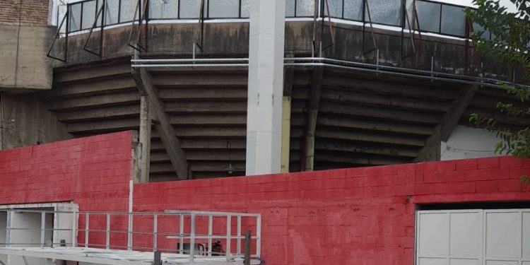 Se demora la instalación de las nuevas columnas de iluminación en el 15 de abril