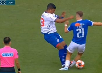 El bestial planchazo de un ex Unión que le costó la expulsión a los 2′