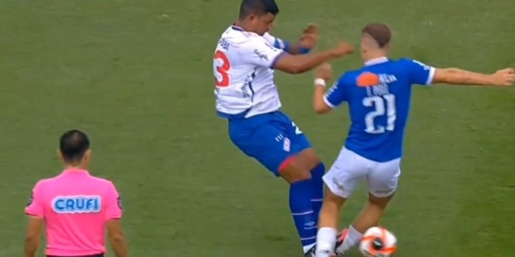 El bestial planchazo de un ex Unión que le costó la expulsión a los 2′