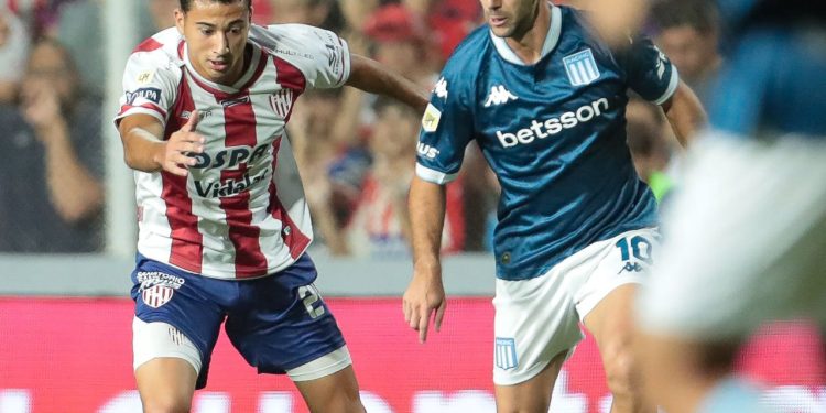 Unión pagó caro todo lo que erró y Racing lo castigó