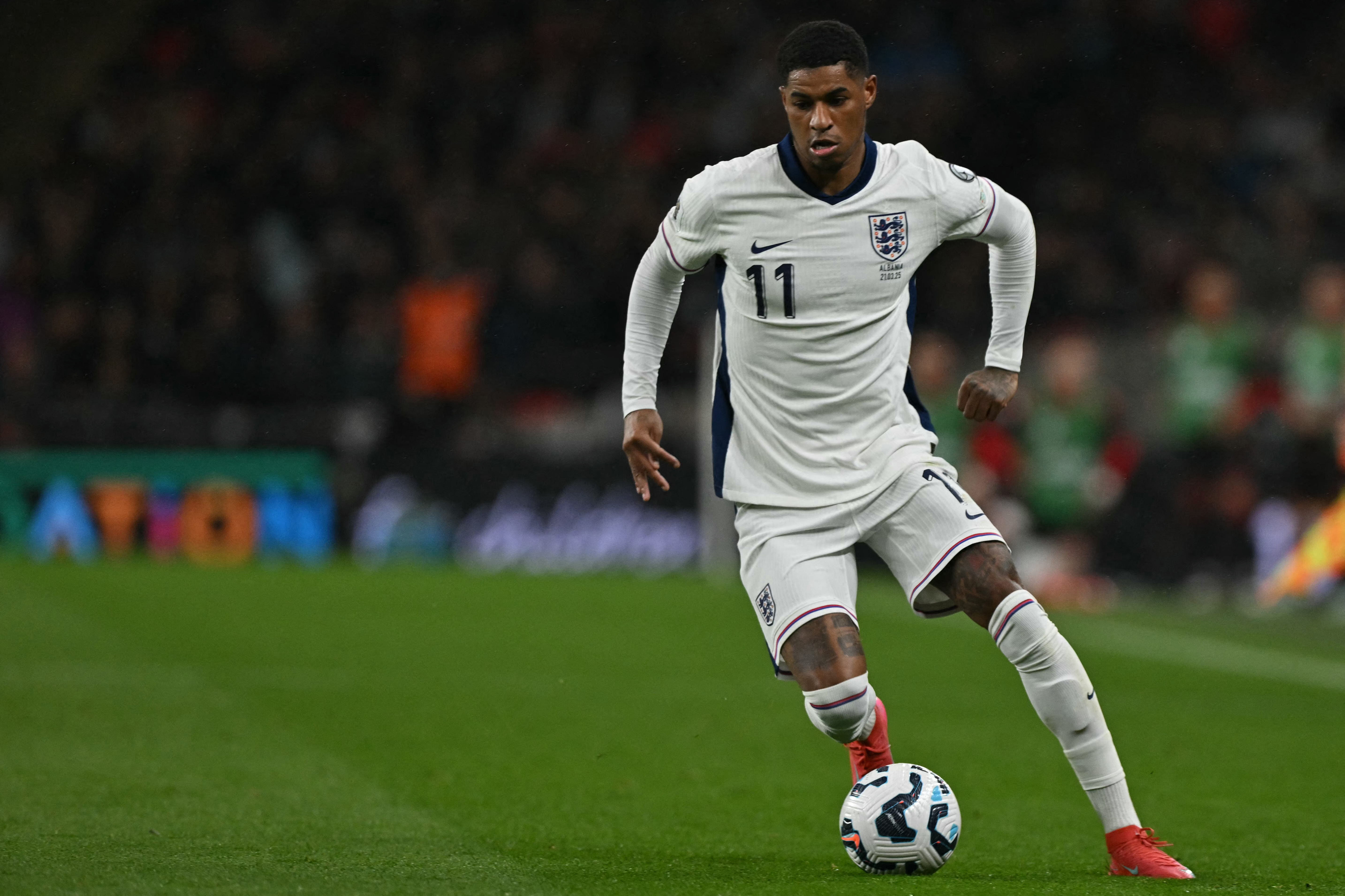 Marcus Rashford en el balón para Inglaterra contra Albania en marzo de 2025.