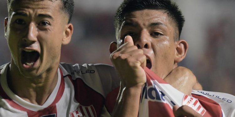 Diego Armando escribió una rica página en la historia de Unión