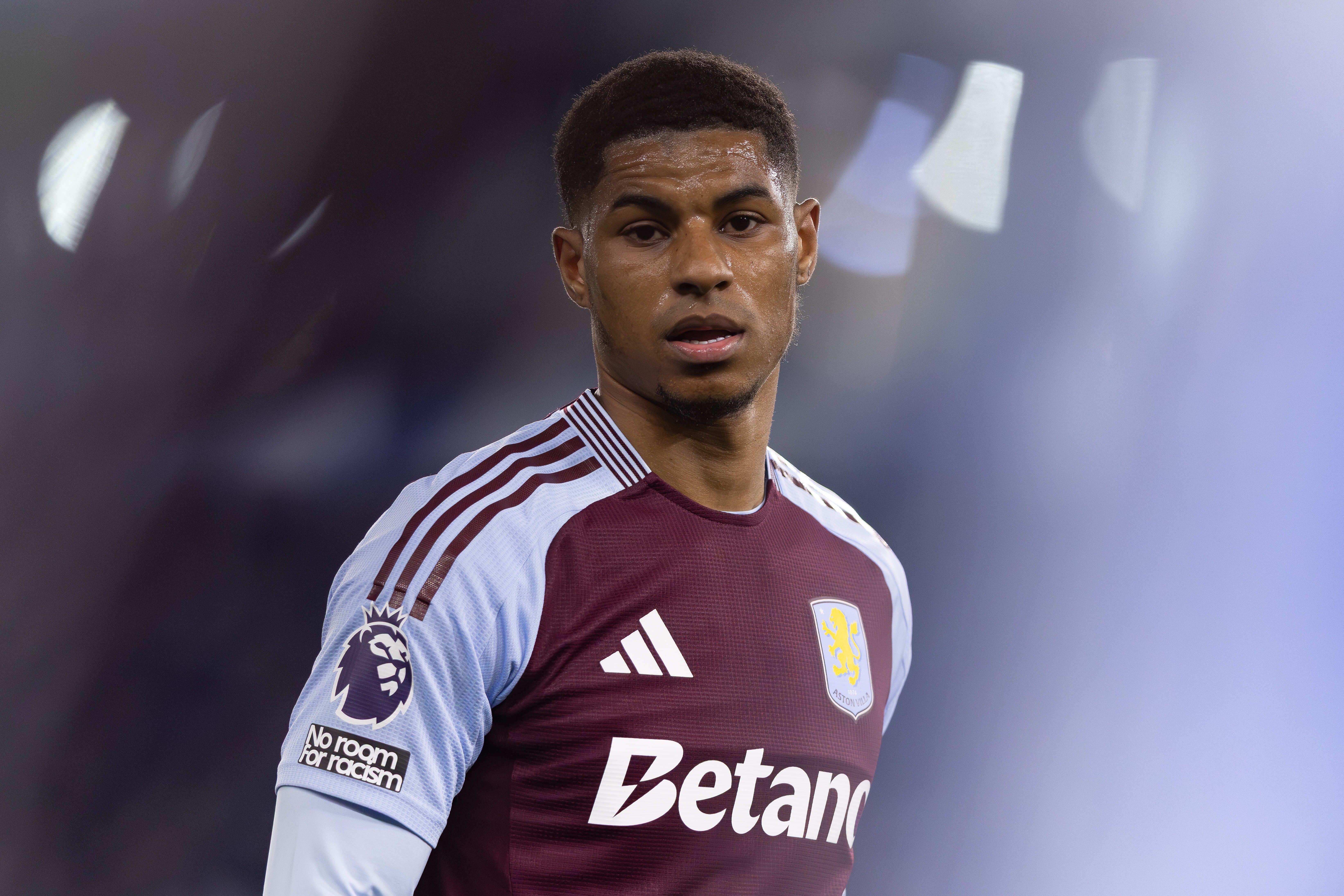 Marcus Rashford de Aston Villa observa durante el partido de la Premier League contra Brighton & Hove Albion en Falmer, Inglaterra, el 2 de abril de 2025.