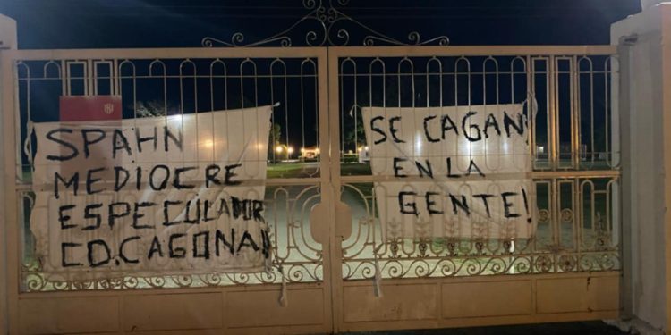 Aparecieron banderas en el predio Casasol